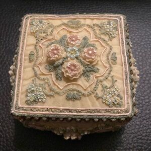 Dezine keepsake box/ jewelry box